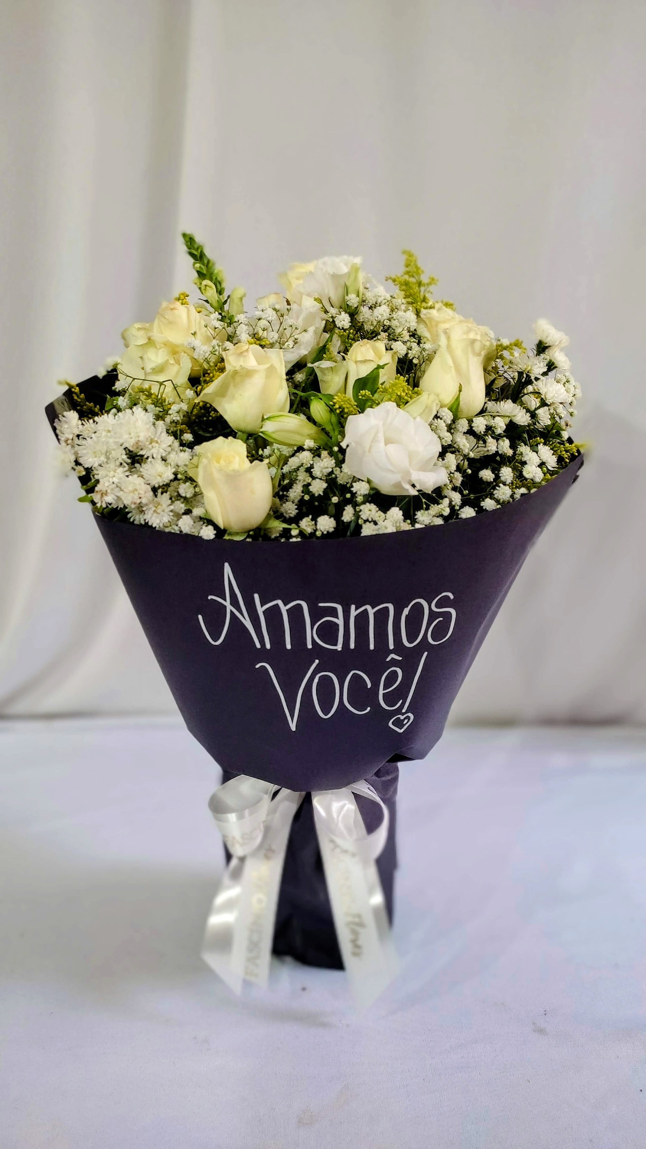 RAMALHETE 09 ROSAS BRANCAS - AMAMOS VOC!